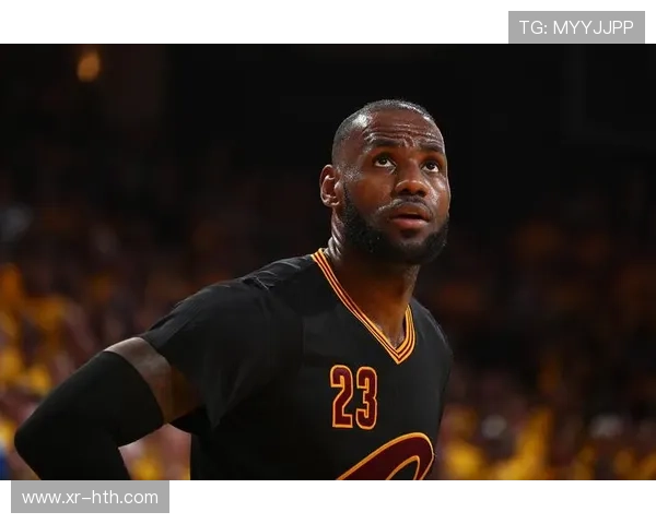 詹姆斯场边指导年轻球员，领袖作用显